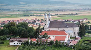 Arka planda Hargita Dağları olan kilise ve manastır. Csiksomlyo Katolik Kilisesi