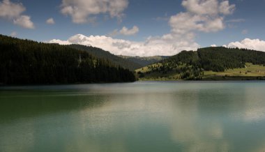 Transilvanya 'daki inanılmaz göl. Dağ, göl doğası