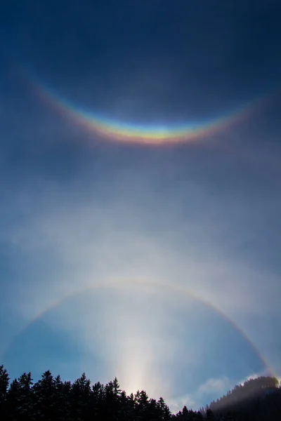 Doppelter Regenbogen Über Den Bergen Einem Sonnigen Wintertag Den Alpen lizenzfreie Stockbilder