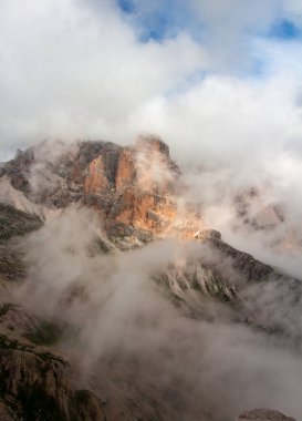 Dolomitlerdeki puslu dağlar, İtalya, Tofana di Rozes