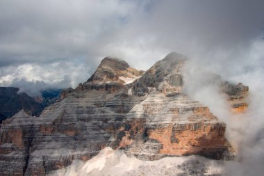 Dolomitlerdeki puslu dağlar, İtalya, Tofana di Rozes