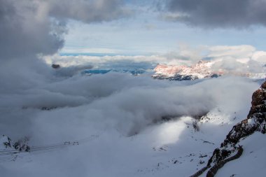 Güneşli, taze bakımlı kayak pisti sabah, Dolomitler, İtalya