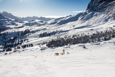 Alplerdeki kayak pistleri ve güzel kış manzaraları, Serfaus Fiss Ladis, Tirol, Avusturya, bulutlar güneş ışığı ve mutluluk, kayak galaksisi