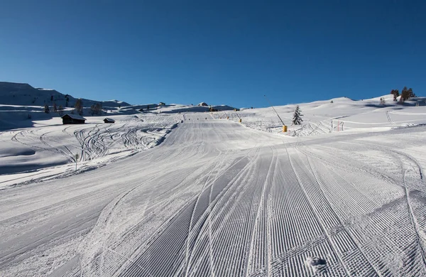 Φρέσκο Καλλωπισμένο Σκι Πίστα Καταπληκτικό Χειμωνιάτικο Τοπίο Στις Άλπεις Δολομίτες — Φωτογραφία Αρχείου
