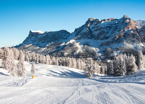 Čerstvě Upravený Sjezdovka Úžasnou Zimní Krajinou Alpách Dolomitské Pohoří Alta — Stock fotografie