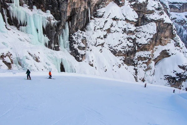Skifahrer Unter Dem Gefrorenen Wasserfall Verstecktes Tal Skigebiet Lagazuoi Armentarola lizenzfreie Stockbilder