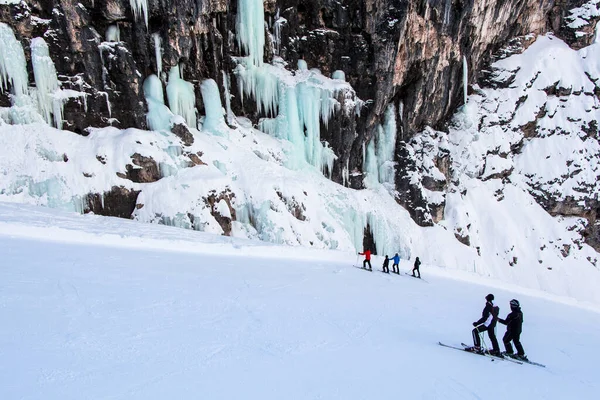 Skifahrer Unter Dem Gefrorenen Wasserfall Verstecktes Tal Skigebiet Lagazuoi Armentarola Stockbild