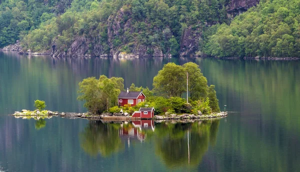 Huis aan het meer — Stockfoto