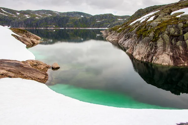 Norge - isig sjö — Stockfoto