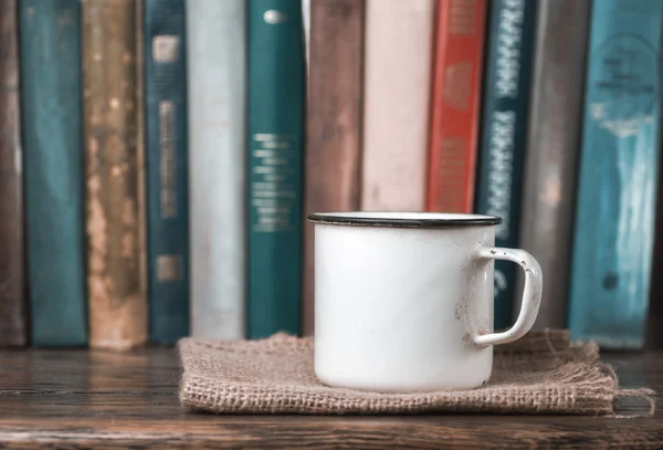 Taza blanca en la mesa — Foto de Stock