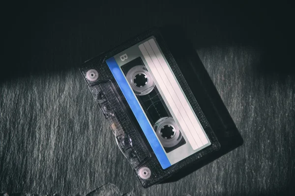 Audiocassette sobre fondo negro — Foto de Stock