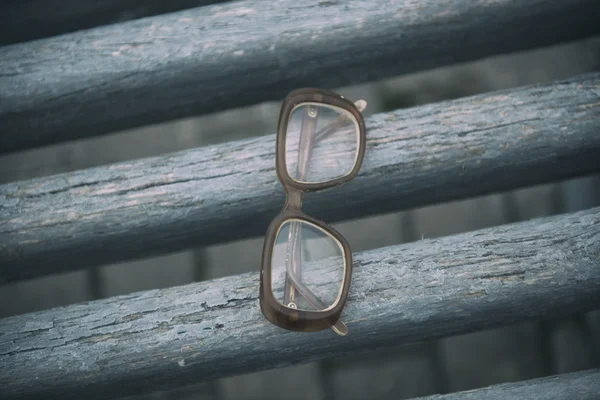 Gafas graduadas vintage en banco de madera — Foto de Stock