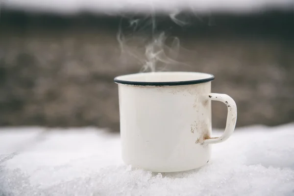 Bebida caliente sobre nieve fría —  Fotos de Stock