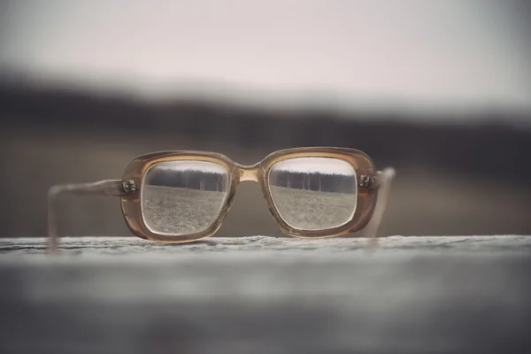 Lunettes de vue vintage sur table — Photo