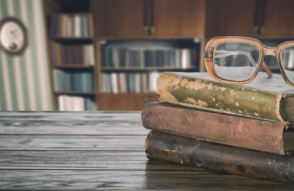 Livros e óculos na mesa — Fotografia de Stock