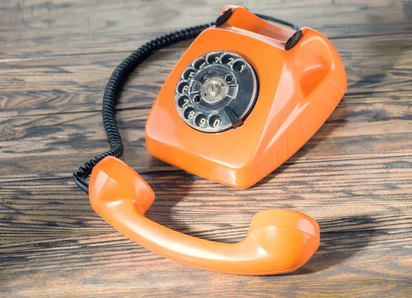 A fából készült asztal Vintage telefon — Stock Fotó