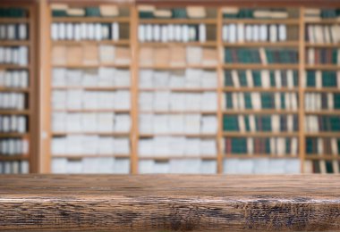 kitaplık içinde boş masa üstü