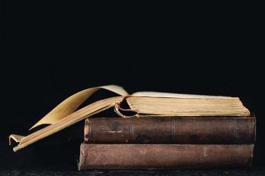 Bir yığın eski kitap