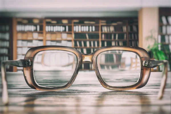 Brille auf Holztisch — Stockfoto