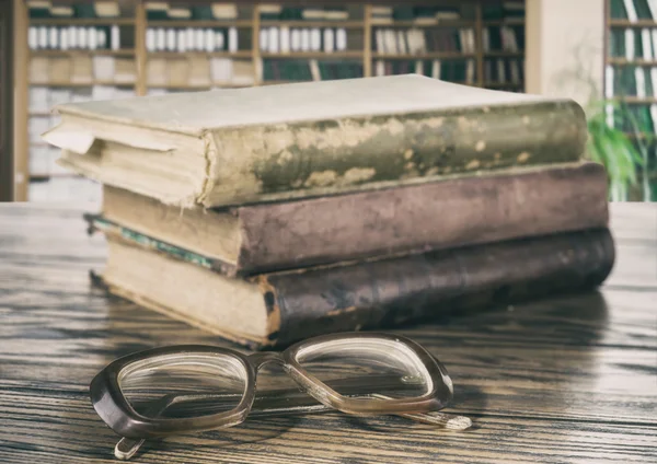 Stack di libri e bicchieri in biblioteca — Foto Stock