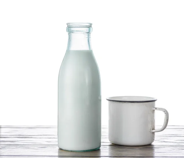 Fles melk en een oude mok — Stockfoto