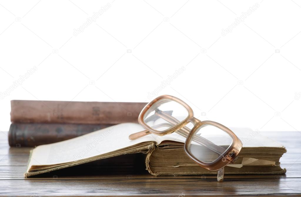 Brýle a staré knihy — Stock Fotografie © olegkrugllyak #101786592