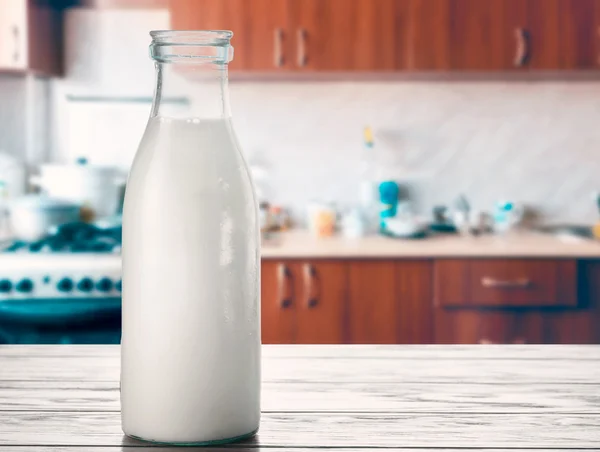 Melk fles op tafel — Stockfoto