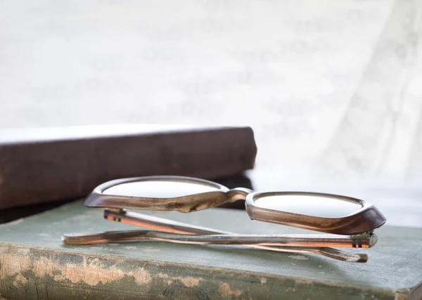 Brille und alte Bücher — Stockfoto