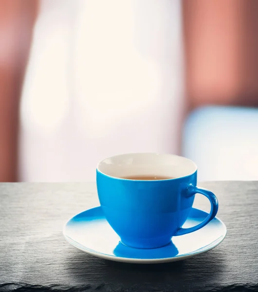 Xícara de chá azul na mesa — Fotografia de Stock