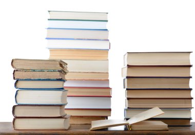 Masadaki kitap yığınları
