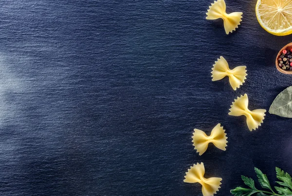 Інгредієнти для макаронів на столі — стокове фото
