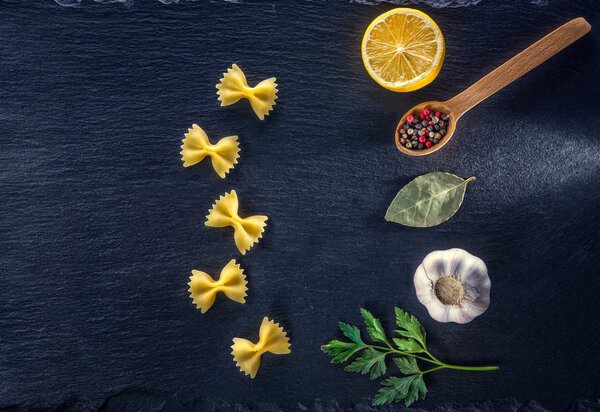 Ингредиенты для макарон на столе
