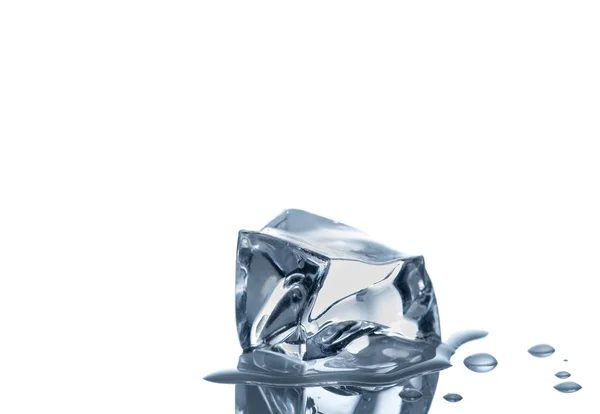 Cubo de hielo sobre blanco — Foto de Stock