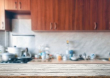 Boş bir tablo ile mutfak