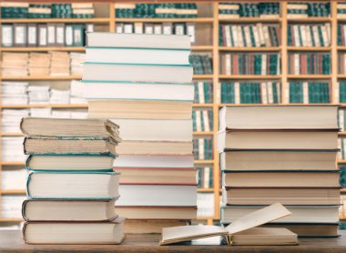 ahşap masa üzerine kitaplar