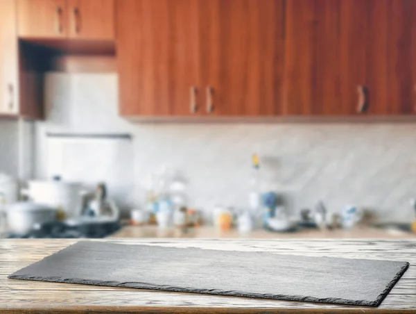 Mesa de cocina con placa de pizarra — Foto de Stock