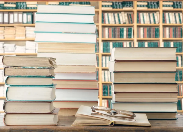 Books and eyeglasses on table — Stock Photo, Image