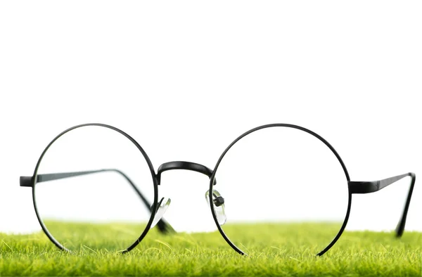 Brillen op groen gras — Stockfoto