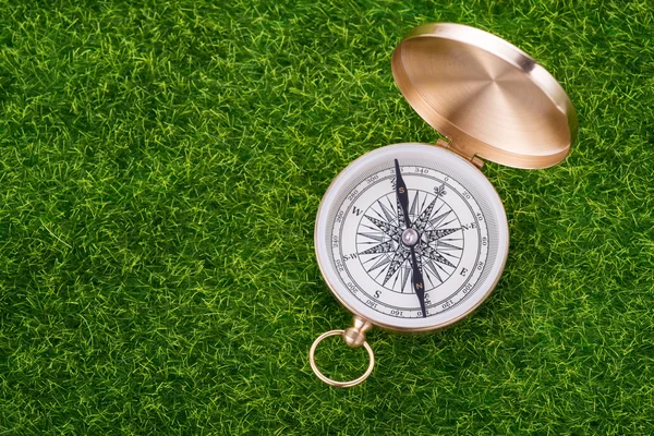 Compass on green grass — Stock Photo, Image