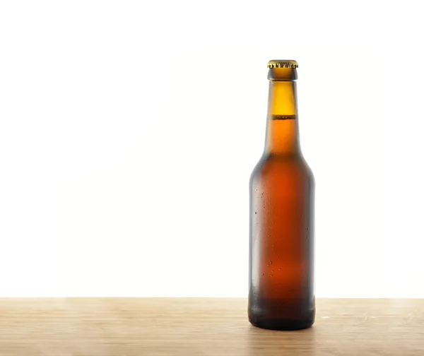 Бутылка пива на столе — стоковое фото
