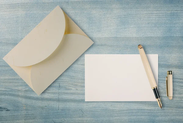Carta con pluma en la mesa — Foto de Stock