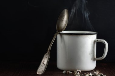 Retro mug içinde sıcak çay 
