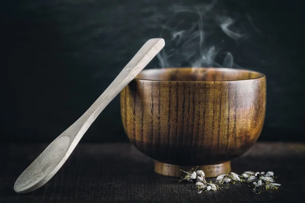 Sopa quente em tigela de madeira — Fotografia de Stock