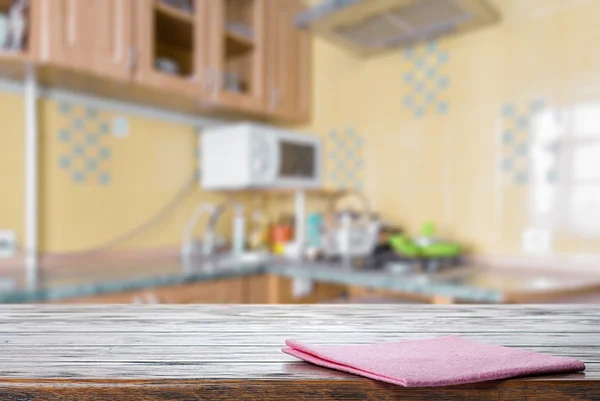 Servilleta roja en la mesa — Foto de Stock