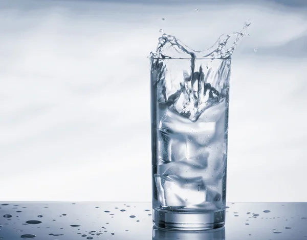 Az üveg hideg víz — Stock Fotó
