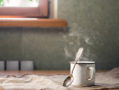 Beyaz kupa sıcak içecek