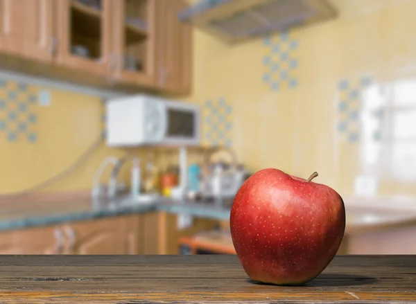 Mela rossa sul tavolo della cucina — Foto Stock