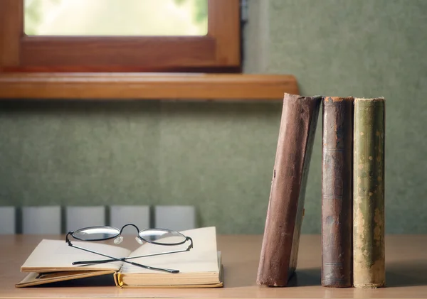 Książki i okulary na stole — Zdjęcie stockowe