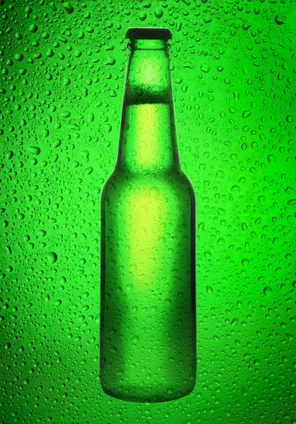 瓶啤酒在绿色背景上 — 图库照片