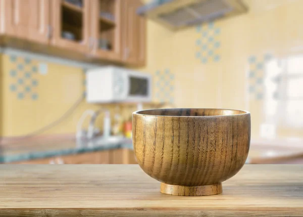 Дерев'яна чаша на кухонному столі — стокове фото
